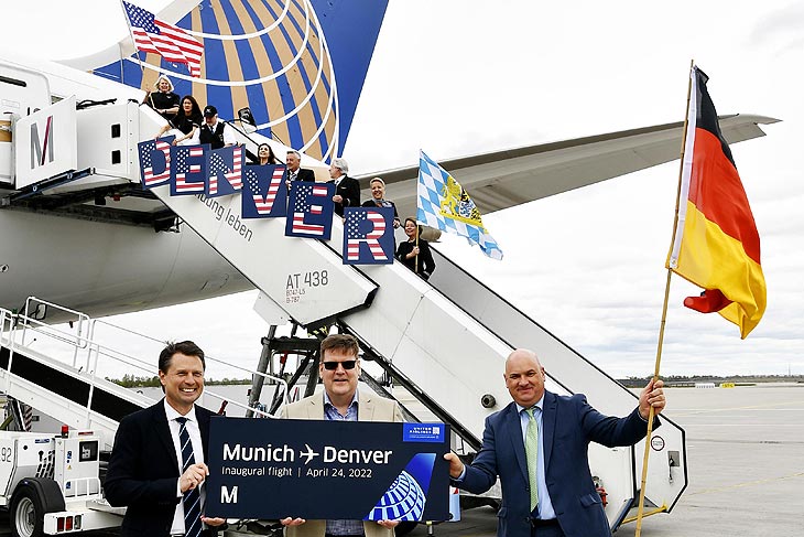 Auf dem Bild sieht man im Hintergrund die Crew des Erstfluges nach Denver und vorne die Repräsentanten von United Airlines Jens Grünberg (Sales und Marketing) (links) sowie Siegfried Dietze (Stationsleiter) (mitte) mit Uli Theis vom Route & Passenger Development der Flughafen München GmbH (rechts). (Foto: Flughafen Müchen)